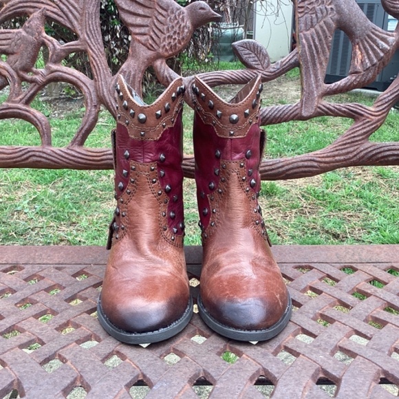 Vince Camuto Madalissa Leather Distressed Studded Almond Toe Ankle Booties - Picture 3 of 11